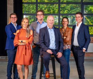 Team van vastgoedmakelaars dat samenwerkt om klanten professioneel te begeleiden bij verkoop en verhuur van vastgoed