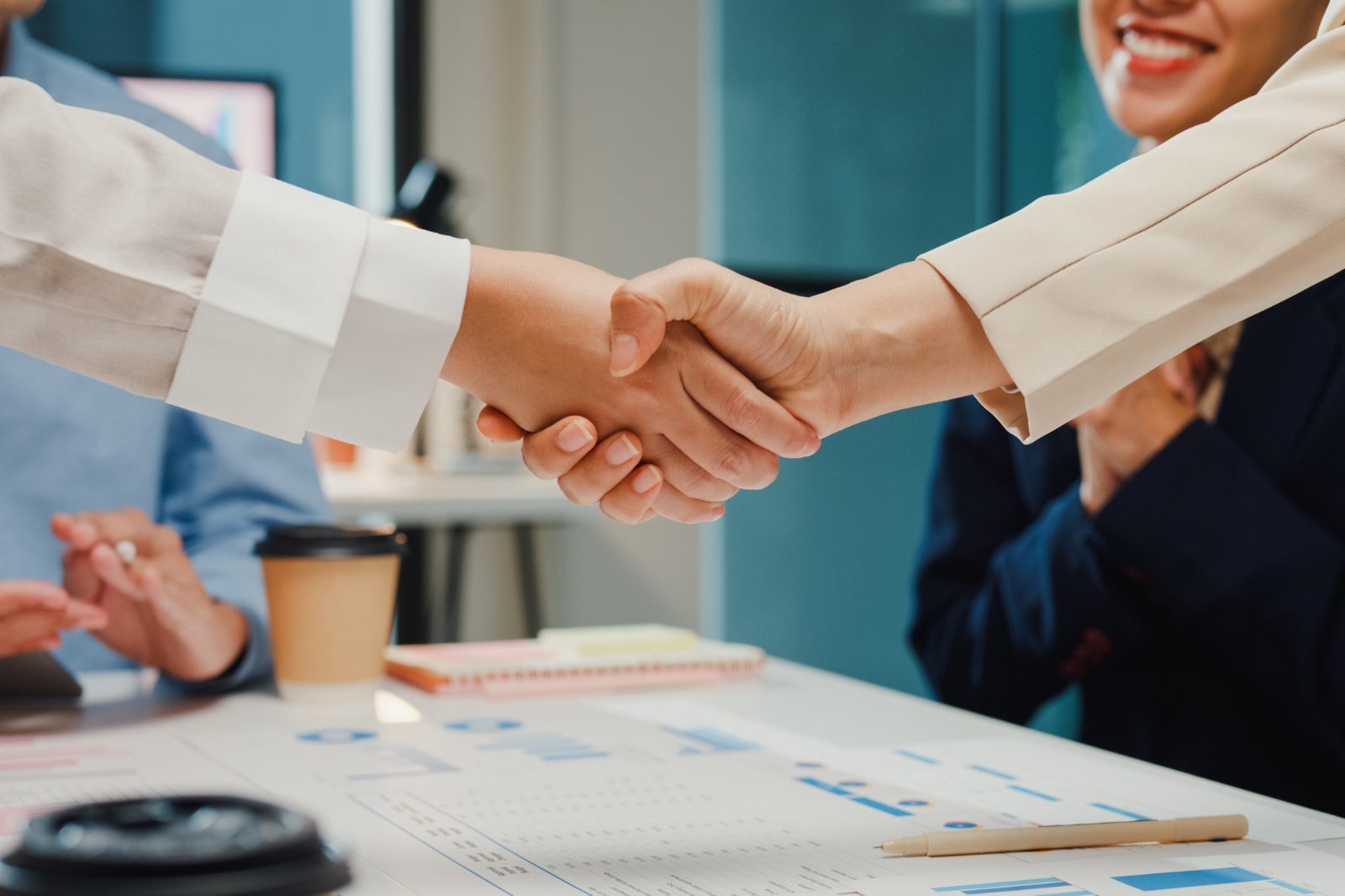 Koper en adviseur schudden handen na het afronden van de hypothecaire lening