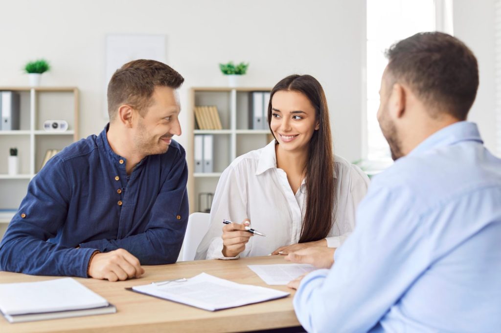 Een koppel bespreekt de verschillende hypotheekformules voor hun nieuwe woning