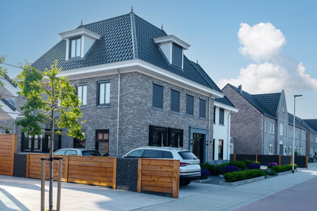 
Moderne nieuwbouwwoning in een Vlaamse straat — illustratie bij de kosten van het kopen van een huis in Vlaanderen