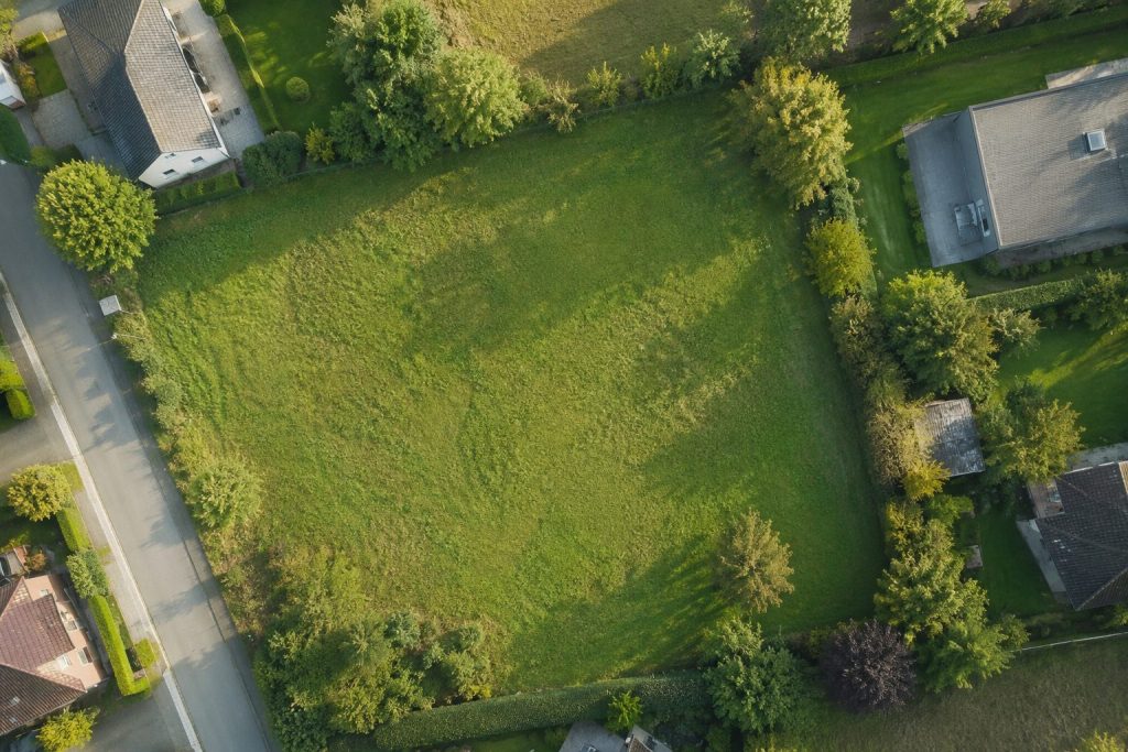 Luchtfoto van een bouwperceel waarvoor een bodemattest verplicht is bij verkoop
