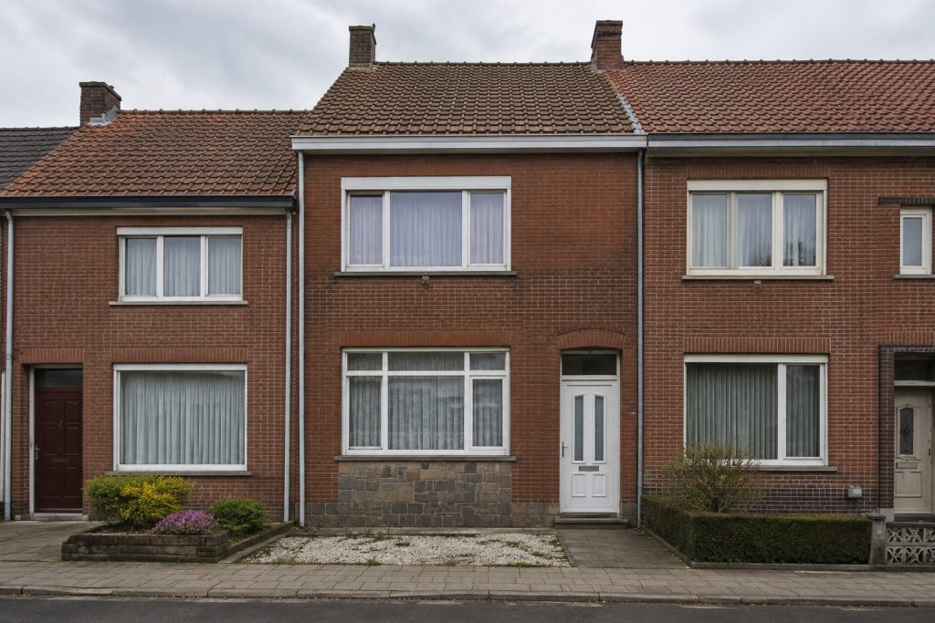 Oudere Vlaamse rijwoning met enkel glas die waarschijnlijk onder de renovatieverplichting valt