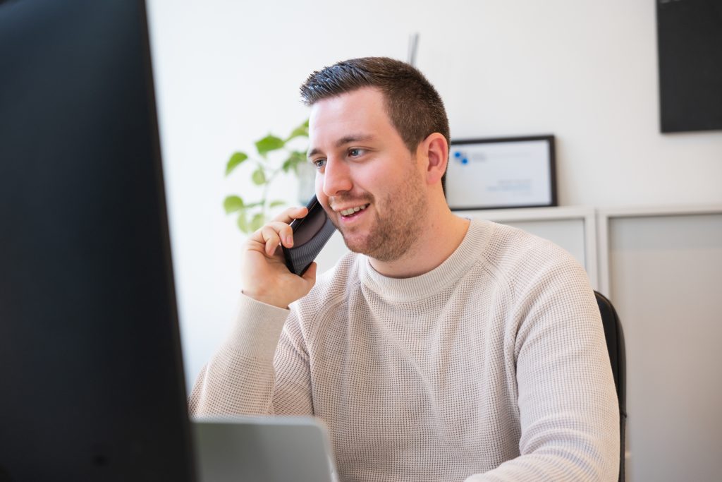 Vastgoedmakelaar van Immo AccentA neemt telefonisch contact op met kandidaat-huurders.